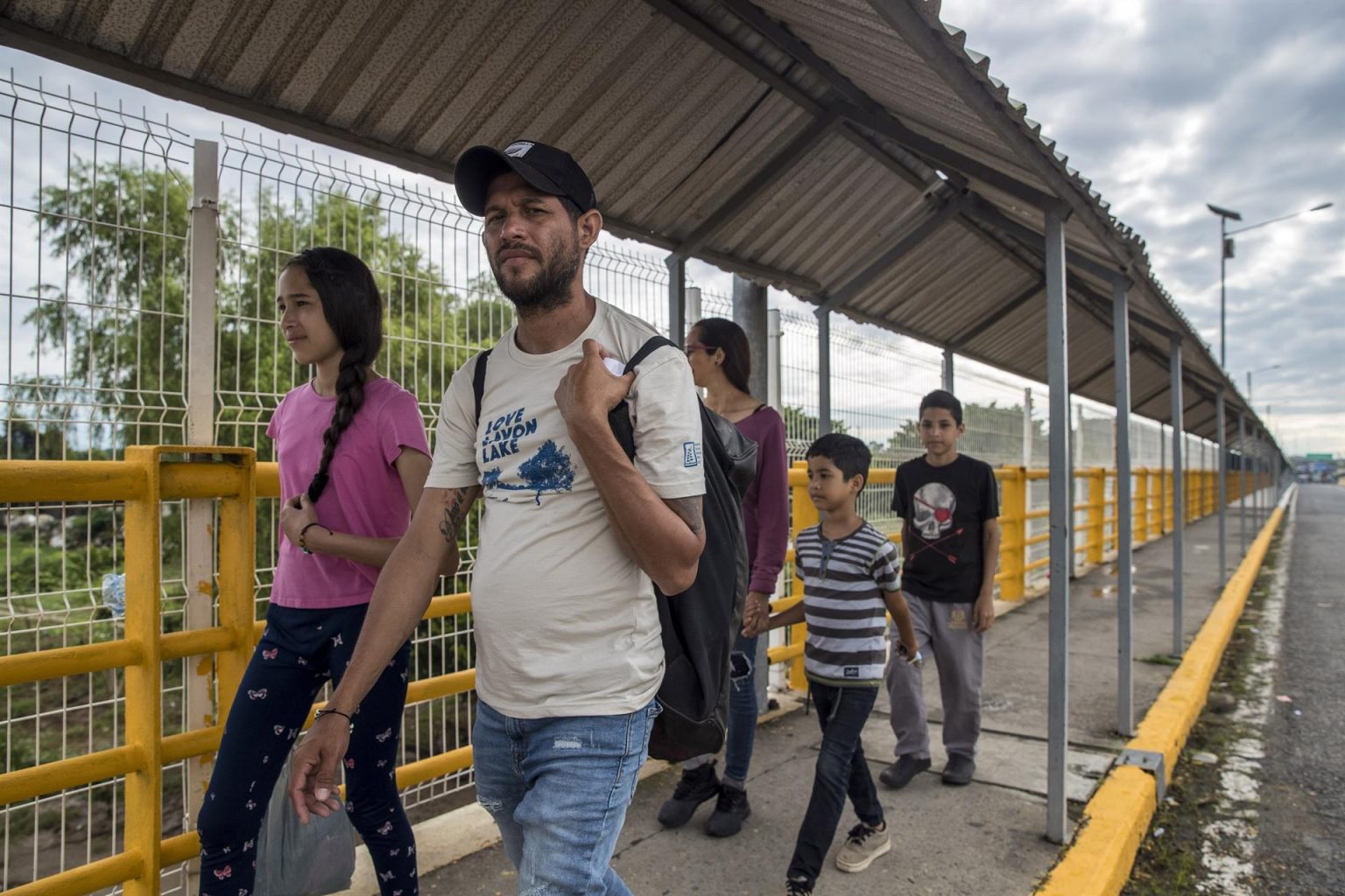 Marjorie Vásquez, una venezolana de 36 años que cruzó esta semana la frontera de Guatemala a México junto a su esposo y tres hijos, viajó desde Chile y va hacia los Estados Unidos, el 28 de septiembre de 2022 en Tecún Umán (Guatemala). EFE/Esteban Biba