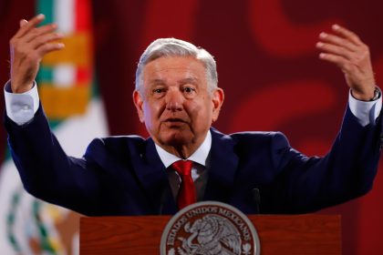 El presidente de México, Andrés Manuel López Obrador, habla durante su conferencia matutina, hoy, en el Palacio Nacional en Ciudad de México (México). EFE/ Isaac Esquivel