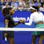 Serena Williams (i) y Venus Williams (d) de Estados Unidos enfrentan a Lucie Hradecka y Linda Noskova de la República Checa, durante la primera ronda de dobles del Abierto de Estados Unidos, en el USTA National Tennis Center en Flushing Meadows, Nueva York (EE.UU.), este 1 de septiembre de 2022. EFE/EPA/Jason Szenes