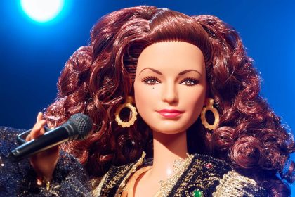 Fotografía cedida hoy por Mattel que muestra una muñeca Barbie en honor a la cantante cubano-estadounidense Gloria Estefan por su 65 cumpleaños. EFE/Mattel /SOLO USO EDITORIAL/NO VENTAS/SOLO DISPONIBLE PARA ILUSTRAR LA NOTICIA QUE ACOMPAÑA/CRÉDITO OBLIGATORIO