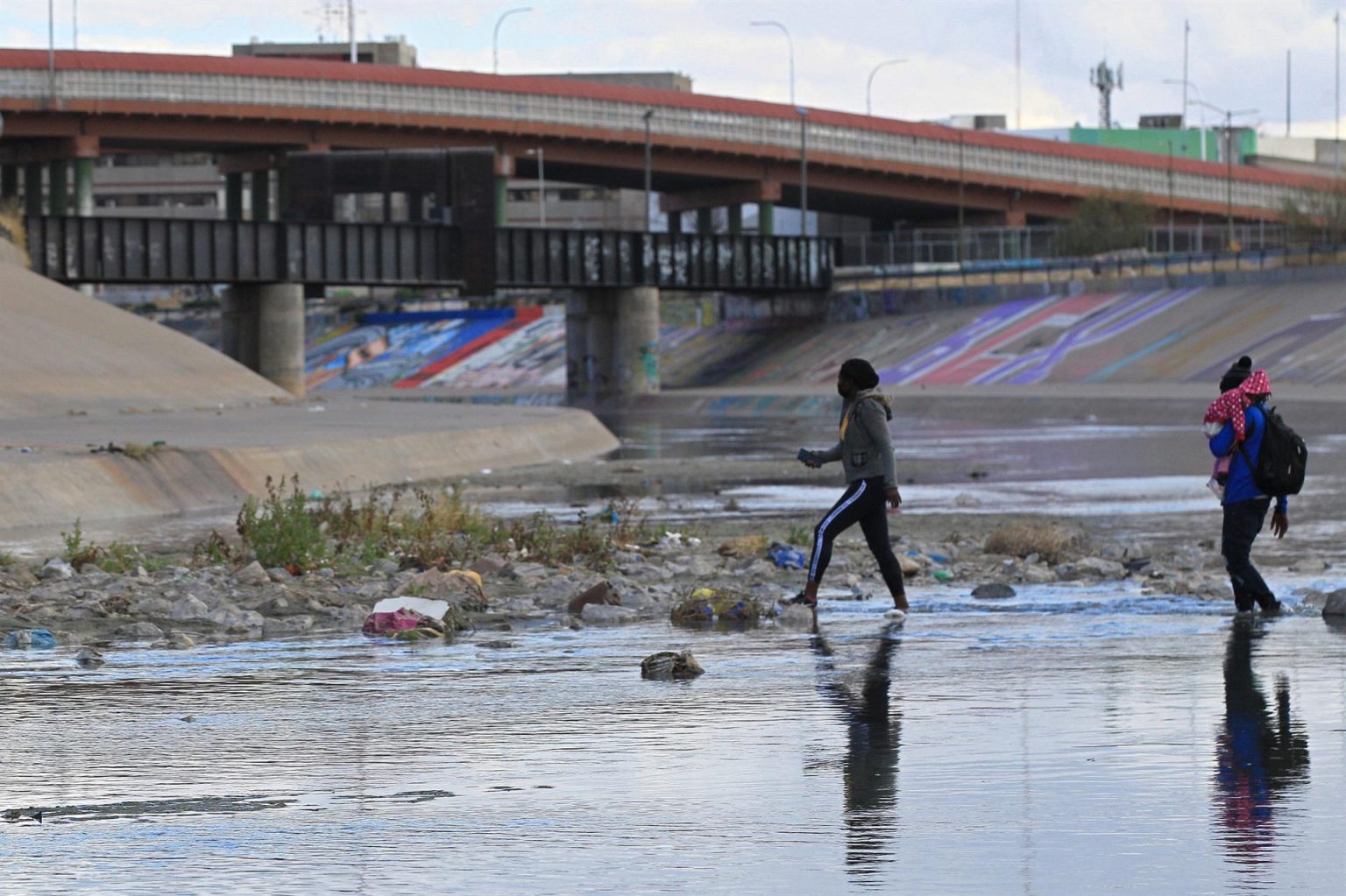 Fotografía de archivo de una familia de migrantes Haitianos cruzan el Rio Bravo en Ciudad Juárez, estado de Chihuahua (México). EFE/Luis Torres