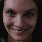 Fotograma cedido hoy por Paramount Pictures que muestra a Caitlin Stasey mientras interpreta a Laura Weaver en la película de terror "Smile". EFE/ Paramount Pictures /SOLO USO EDITORIAL /SOLO DISPONIBLE PARA ILUSTRAR LA NOTICIA QUE ACOMPAÑA (CRÉDITO OBLIGATORIO)