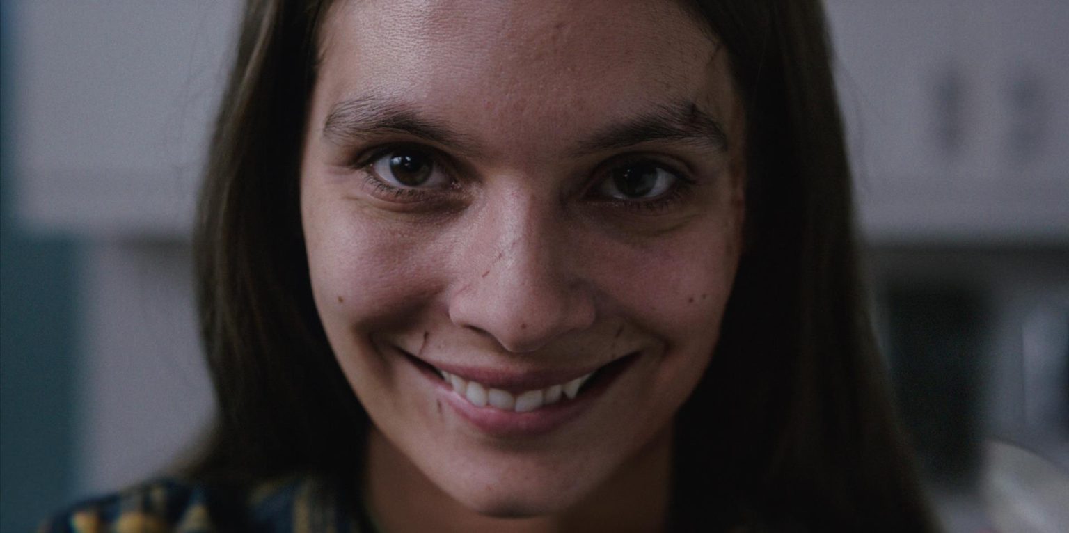 Fotograma cedido hoy por Paramount Pictures que muestra a Caitlin Stasey mientras interpreta a Laura Weaver en la película de terror "Smile". EFE/ Paramount Pictures /SOLO USO EDITORIAL /SOLO DISPONIBLE PARA ILUSTRAR LA NOTICIA QUE ACOMPAÑA (CRÉDITO OBLIGATORIO)