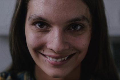 Fotograma cedido hoy por Paramount Pictures que muestra a Caitlin Stasey mientras interpreta a Laura Weaver en la película de terror "Smile". EFE/ Paramount Pictures /SOLO USO EDITORIAL /SOLO DISPONIBLE PARA ILUSTRAR LA NOTICIA QUE ACOMPAÑA (CRÉDITO OBLIGATORIO)