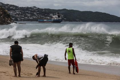 Vista del alto oleaje en playas de Acapulco, estado de Guerrero (México). Imagen de archivo. EFE/David Guzmán