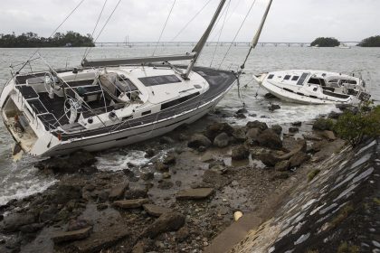 Fotografía de una lancha encallada en la orilla del mar tras el paso del huracán Fiona en Samaná (República Dominicana). EFE/ Orlando Barría