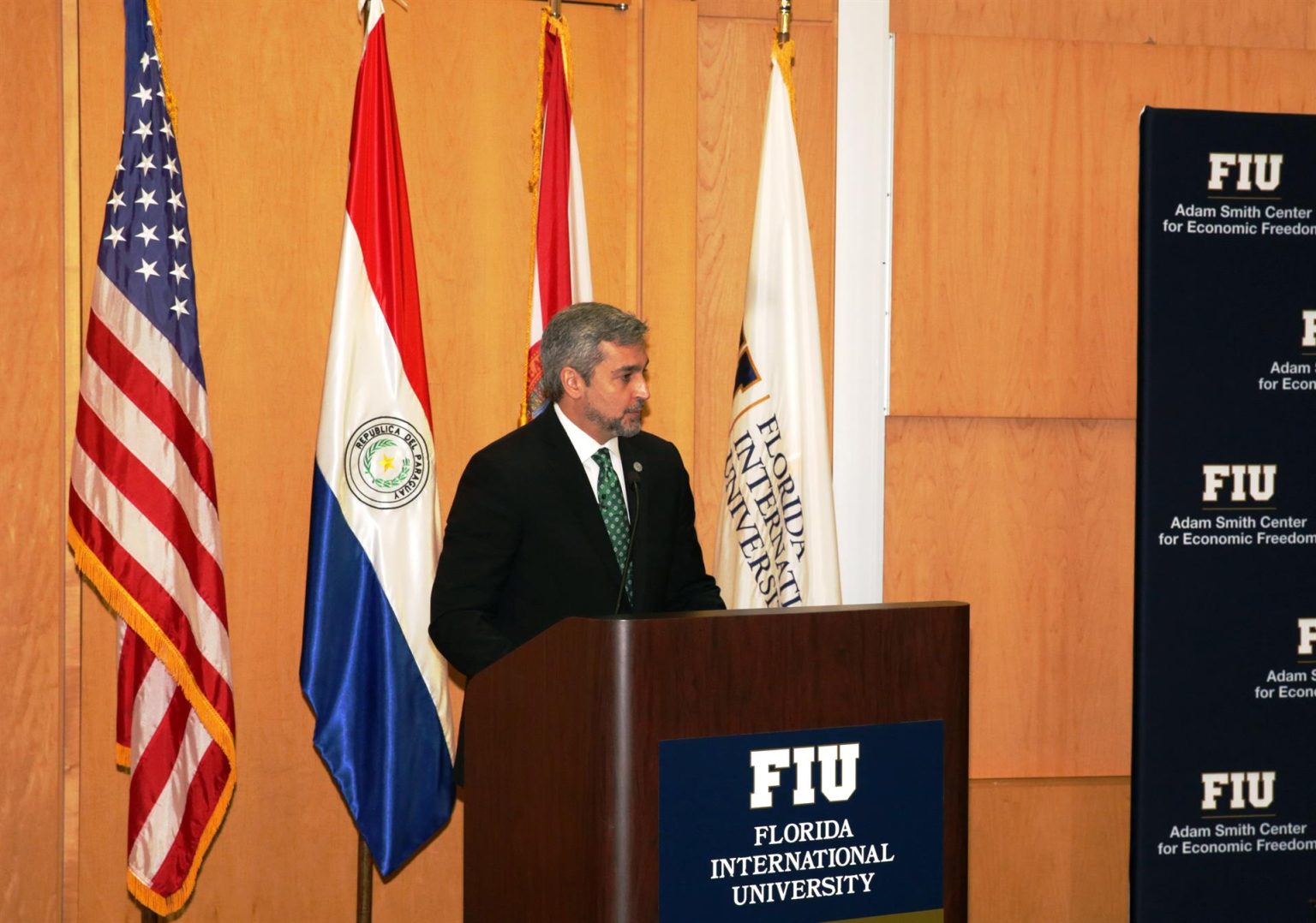 El presidente paraguayo, Mario Abdo Benítez, habla como orador de un programa semestral que organiza el Centro universitario Adam Smith para la Libertad Económica, que forma parte de la Florida International University (FIU), hoy, en Miami, Florida (EE.UU.). EFE/ Marlon Pacheco