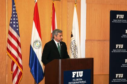 El presidente paraguayo, Mario Abdo Benítez, habla como orador de un programa semestral que organiza el Centro universitario Adam Smith para la Libertad Económica, que forma parte de la Florida International University (FIU), hoy, en Miami, Florida (EE.UU.). EFE/ Marlon Pacheco