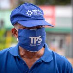 Una persona viste un tapabocas que dice "TPS Trabajadores Esenciales", durante una manifestación en EEUU. Imagen de archivo. EFE/ Giorgio Viera