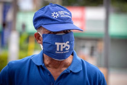 Una persona viste un tapabocas que dice "TPS Trabajadores Esenciales", durante una manifestación en EEUU. Imagen de archivo. EFE/ Giorgio Viera