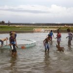 Varios jóvenes se diviertan en el agua tras el paso del huracán Ian, hoy, en La Habana (Cuba). La ONU dijo este miércoles que ofreció ayuda de emergencia a Cuba tras el paso del huracán Ian y que está en contacto con las autoridades del país para tratar de dar respuesta a las necesidades que se vayan identificando. EFE/ Yander Zamora