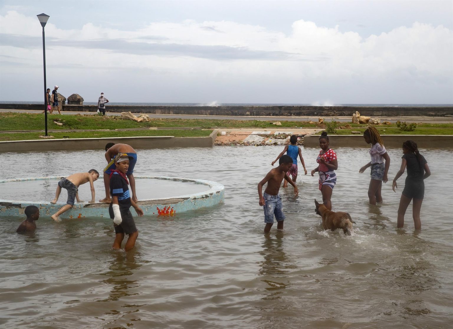 Varios jóvenes se diviertan en el agua tras el paso del huracán Ian, hoy, en La Habana (Cuba). La ONU dijo este miércoles que ofreció ayuda de emergencia a Cuba tras el paso del huracán Ian y que está en contacto con las autoridades del país para tratar de dar respuesta a las necesidades que se vayan identificando. EFE/ Yander Zamora