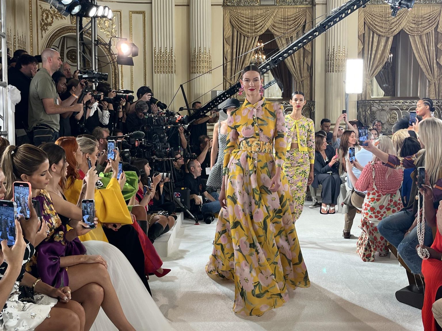 Modelos lucen unas creaciones de la colección primavera-verano de Carolina Herrera, durante un desfile en Nueva York (Estados Unidos). EFE/ Nora Quintanilla