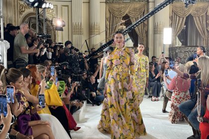 Modelos lucen unas creaciones de la colección primavera-verano de Carolina Herrera, durante un desfile en Nueva York (Estados Unidos). EFE/ Nora Quintanilla