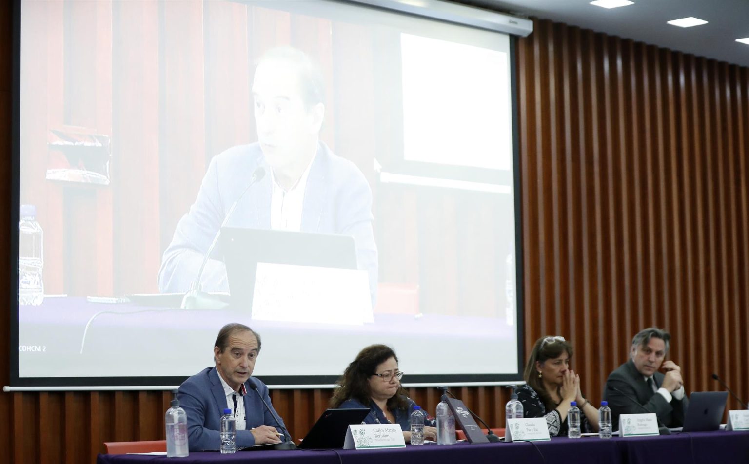 (de i a d). Miembros de Grupo Interdisciplinario de Expertos Independientes (GIEI) de la Comisión Interamericana de Derechos Humanos (CIDH), Carlos Martin Beristsin; Claudia Paz; Ångela María  Buitrago; y  Francisco Cox, participan hoy en una rueda de prensa en la Ciudad de México (México). EFE/Mario Guzmán