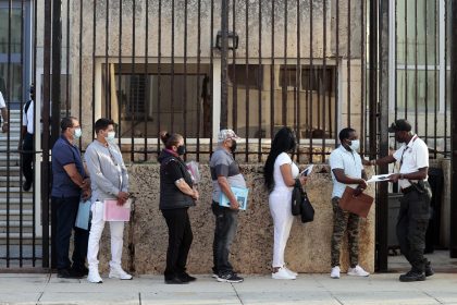 Fotografía de archivo que muestra a varias personas llegando para ser atendidas en la embajada de EEUU en La Habana (Cuba). EFE/ Ernesto Mastrascusa