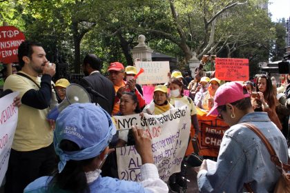 Vendedores ambulantes de la Gran Manzana participan en una marcha para reclamar licencias de venta ambulante, hoy, en Nueva York (Estados Unidos). EFE/ Ruth E. Hernández