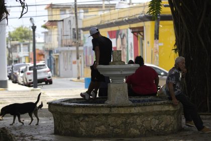 Fotografía del 16 de septiembre de 2020 que muestra a personas sentadas en la plaza del pueblo de Naguabo (Puerto Rico). EFE/ Thais Llorca