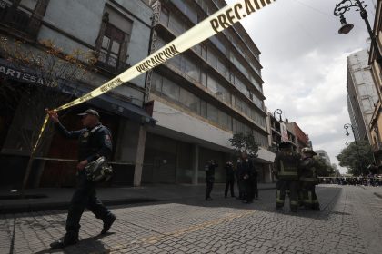 Fotografía de un edificio que muestra daños estructurales hoy, después de registrarse un sismo en la Ciudad de México (México). EFE/José Méndez