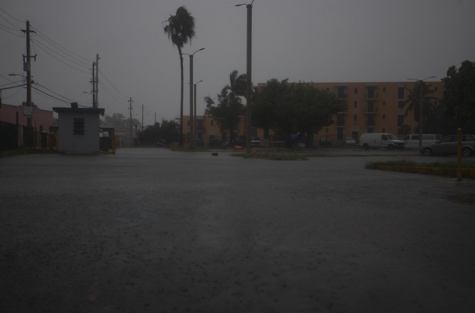 Fotografía de inundaciones en el barrio de la Puntilla debido al huracán Fiona durante su paso hoy, en San Juan (Puerto Rico). EFE/Thais Llorca