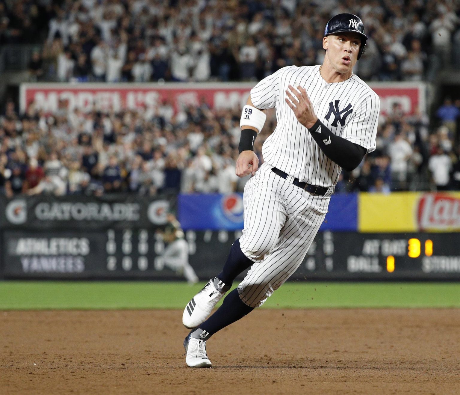 El jardinero derecho de los Yankees de Nueva York, Aaron Judge, en una fotografía de archivo. EFE/Justin Lane