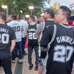 Fotografía que muestra seguidores de Manu Ginóbili exjugador de los Spurs, el 10 de septiembre de 2022 en Springfield (EE.UU.). EFE/ Iñaki Estívaliz