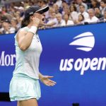 Iga Swiatek de Polonia y Jessica Pegula de EE. UU. en acción durante su partido de cuartos de final en el Abierto de EE.UU., este 7 de septiembre de 2022. EFE/EPA/Jason Szenes