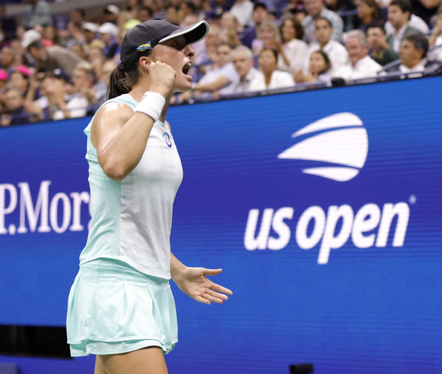 Iga Swiatek de Polonia y Jessica Pegula de EE. UU. en acción durante su partido de cuartos de final en el Abierto de EE.UU., este 7 de septiembre de 2022. EFE/EPA/Jason Szenes