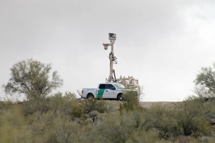 Fotografía de archivo que muestra un vehículo de la Oficina de Aduanas y Protección Fronteriza (CBP) en la frontera de Arizona con México (EE.UU.). EFE/Paula Díaz