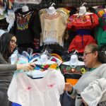 Fotografía de archivo donde aparece una mujer mientras realiza unas compras en un local de Plaza Fiesta en Atlanta, el mayor centro comercial hispano del estado de Georgia. EFE/Marcelo Wheelock