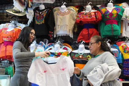 Fotografía de archivo donde aparece una mujer mientras realiza unas compras en un local de Plaza Fiesta en Atlanta, el mayor centro comercial hispano del estado de Georgia. EFE/Marcelo Wheelock