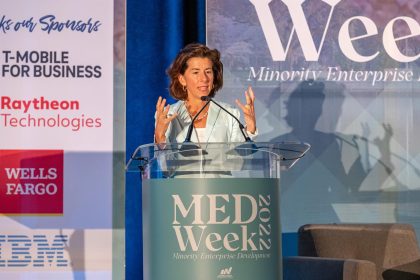 Fotografía cedida por el Departamento de Comercio de Estados Unidos donde aparece su secretaria, Gina Raimondo, mientras habla durante la Conferencia de la Semana Nacional de Desarrollo de Empresas Minoritarias (MED Week) este 21 de septiembre en Washington. EFE/Departamento de Comercio EEUU /SOLO USO EDITORIAL /NO VENTAS /SOLO DISPONIBLE PARA ILUSTRAR LA NOTICIA QUE ACOMPAÑA /CRÉDITO OBLIGATORIO