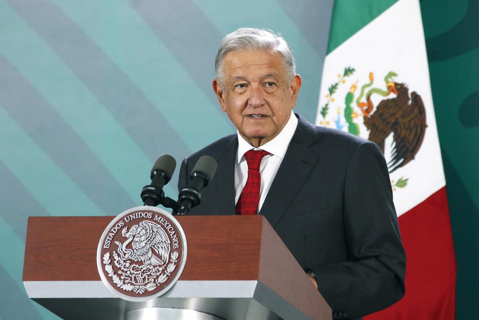 Fotografía cedida hoy por la presidencia de México del mandatario mexicano, Andrés Manuel López Obrador, durante una rueda de prensa en el municipio de Guadalupe en Zacatecas (México). EFE/Presidencia de México/SOLO USOE DITORIAL/SOLO DISPONIBLE PARA ILUSTRAR LA NOTICIA QUE ACOMPAÑA(CRÉDITO OBLIGATORIO)