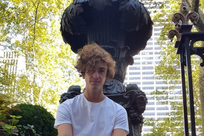 El artista español Álvaro Lafuente Calvo, conocido artísticamente como Guitarricadelafuente, posa para Efe durante una entrevista hoy lunes en el parque de Bryant Park, en el centro de Manhattan en Nueva York (EEUU). EFE/Jorge Fuentelsaz