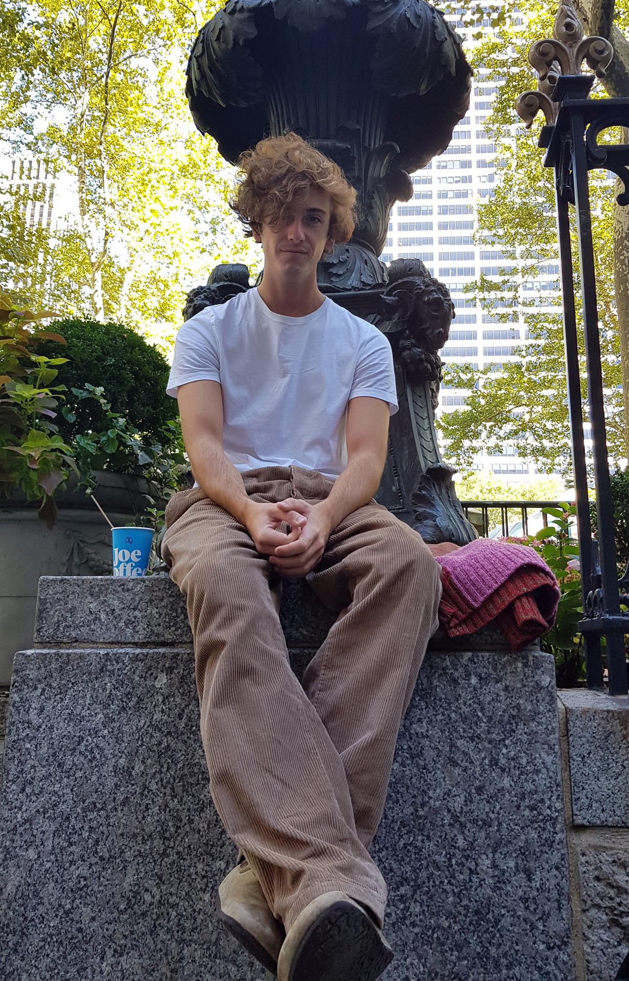 El artista español Álvaro Lafuente Calvo, conocido artísticamente como Guitarricadelafuente, posa para Efe durante una entrevista hoy lunes en el parque de Bryant Park, en el centro de Manhattan en Nueva York (EEUU). EFE/Jorge Fuentelsaz