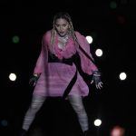 Fotografía de archivo de la cantante Madonna durante el concierto "Medallo en el mapa" del cantante Maluma en Medellín (Colombia). EFE/Luis Eduardo Noriega A.