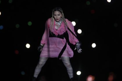 Fotografía de archivo de la cantante Madonna durante el concierto "Medallo en el mapa" del cantante Maluma en Medellín (Colombia). EFE/Luis Eduardo Noriega A.