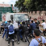 Estudiantes normalistas vandalizan hoy, un cuartel militar en protesta por la desaparición de los 43 de Ayotzinapa en la ciudad de Chilpancingo, estado de Guerrero (México). EFE/David Guzmán.