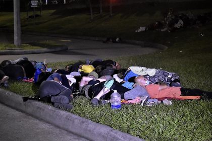 Fotografía de archivo de migrantes de diferentes nacionalidades que esperan para salir en caravana desde la Gran Central Metropolitana hacia la frontera de Honduras con Guatemala, en San Pedro Sula (Honduras). EFE/ José Valle