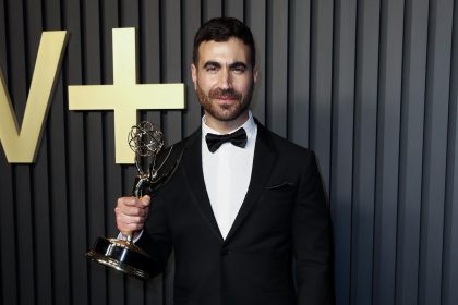 Brett Goldstein, ganador en los Premios Emmy como el mejor actor de reparto en una serie de comedia por 'Ted Lasso', este 12 de septiembre de 2022. EFE/EPA/Caroline Brehman