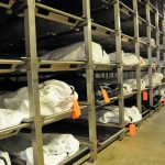 Vista de bolsas con cadáveres de inmigrantes indocumentados resguardados en la morgue de la Oficina del Médico Forense del Condado de Pima el 12 de septiembre de 2022 en Tucson, Arizona. EFE/María León
