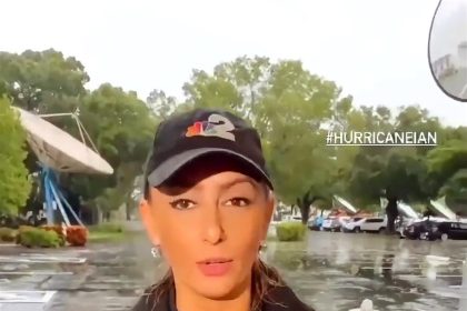 Captura de vídeo divulgada este miércoles por Kyla Galer, reportera y presentadora de NBC2, el canal local de esta cadena en Fort Myers (Florida), donde aparece transmitiendo desde un exterior en directo y con un preservativo cubriendo su micrófono. EFE/Kyla Galer/Instagram /SOLO USO EDITORIAL /NO VENTAS /SOLO DISPONIBLE PARA ILUSTRAR LA NOTICIA QUE ACOMPAÑA /CRÉDITO OBLIGATORIO