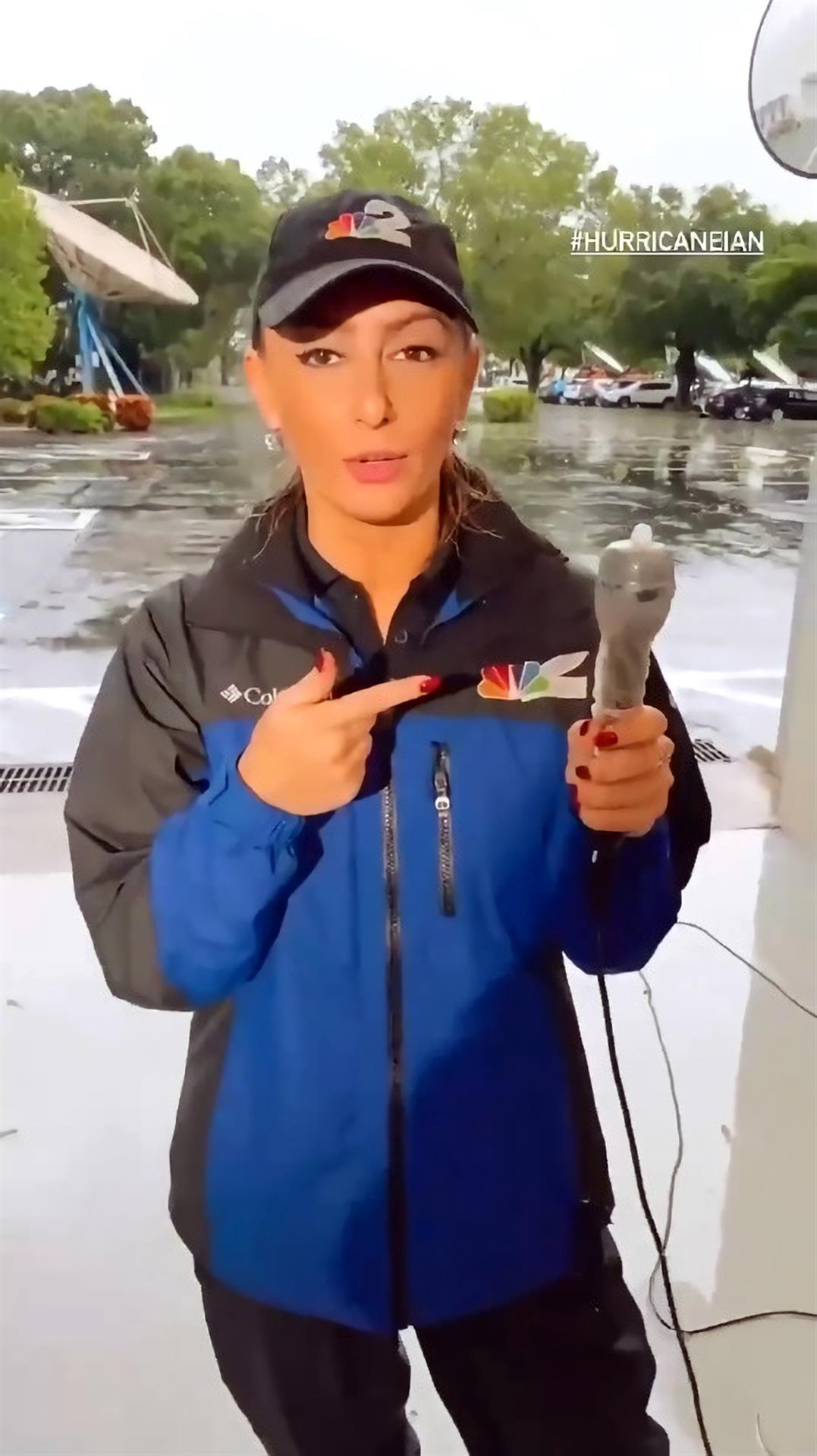 Captura de vídeo divulgada este miércoles por Kyla Galer, reportera y presentadora de NBC2, el canal local de esta cadena en Fort Myers (Florida), donde aparece transmitiendo desde un exterior en directo y con un preservativo cubriendo su micrófono. EFE/Kyla Galer/Instagram /SOLO USO EDITORIAL /NO VENTAS /SOLO DISPONIBLE PARA ILUSTRAR LA NOTICIA QUE ACOMPAÑA /CRÉDITO OBLIGATORIO