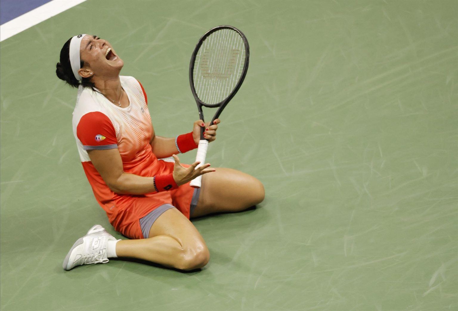 Ons Jabeur de Túnez reacciona después de derrotar a Caroline García de Francia. EFE/EPA/BRIAN HIRSCHFELD