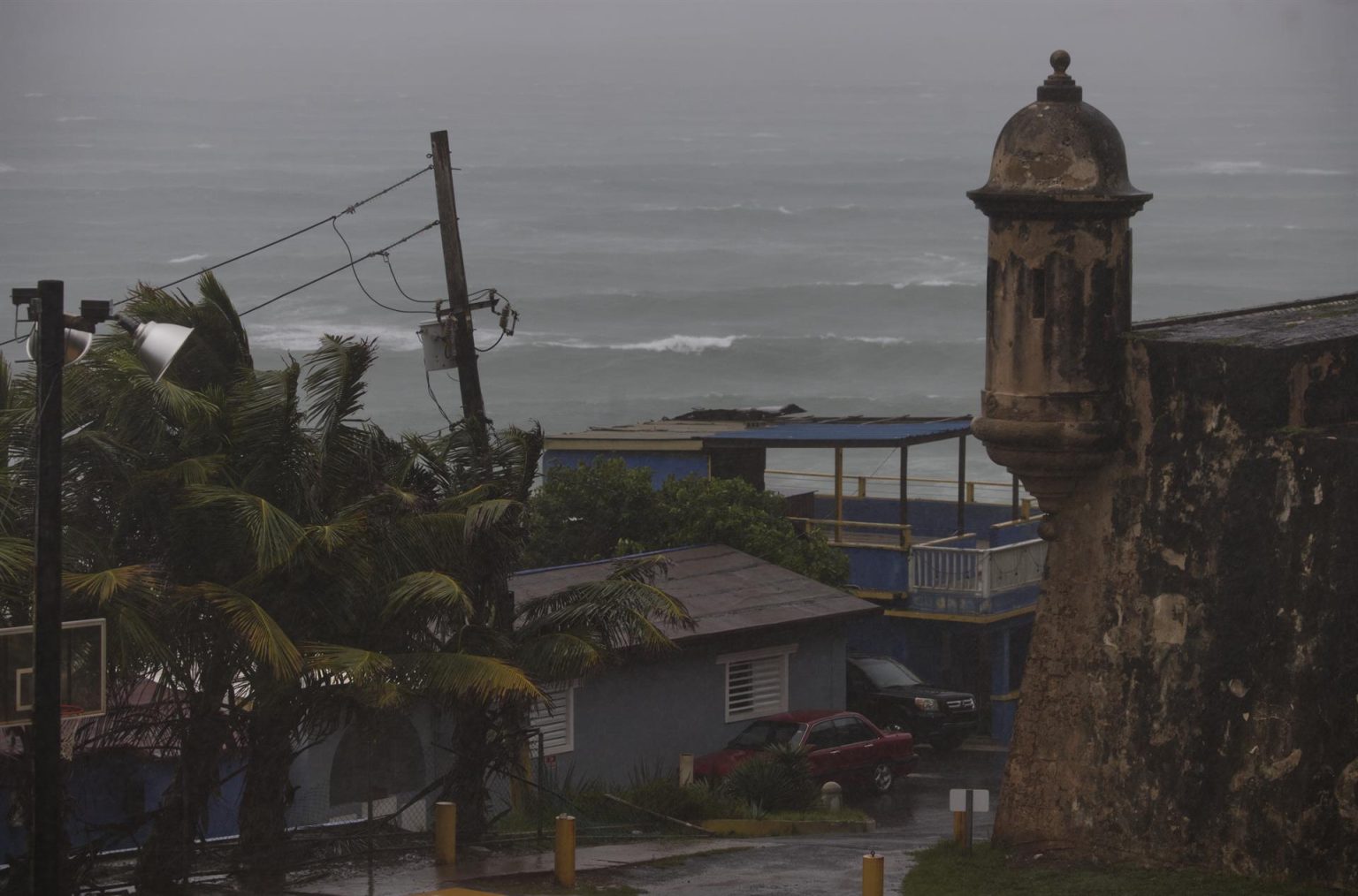 Fotografía del Atlántico desde la Perla durante el paso del huracán Fiona en San Juan (Puerto Rico). EFE/ Thais Llorca