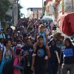 Migrantes centroamericanos caminan en caravana este viernes, en la ciudad de Tapachula en el estado de Chiapas (México).
 EFE/Juan Manuel Blanco