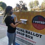 Fotografía de archivo que muestra a Gabriella Barrera, una estudiante estadounidense oriunda de Colombia, depositando su voto en un buzón dedicado a votación anticipada en Los Ángeles, California. EFE/Ana Milena Varón