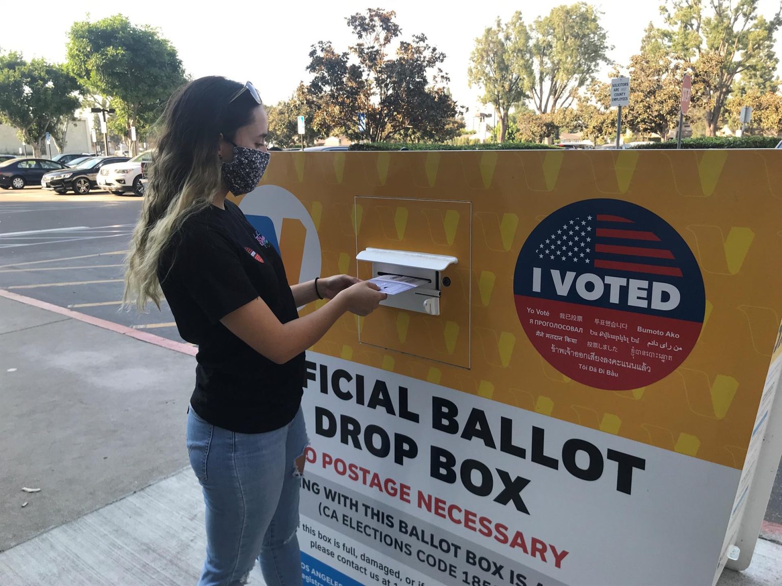 Fotografía de archivo que muestra a Gabriella Barrera, una estudiante estadounidense oriunda de Colombia, depositando su voto en un buzón dedicado a votación anticipada en Los Ángeles, California. EFE/Ana Milena Varón