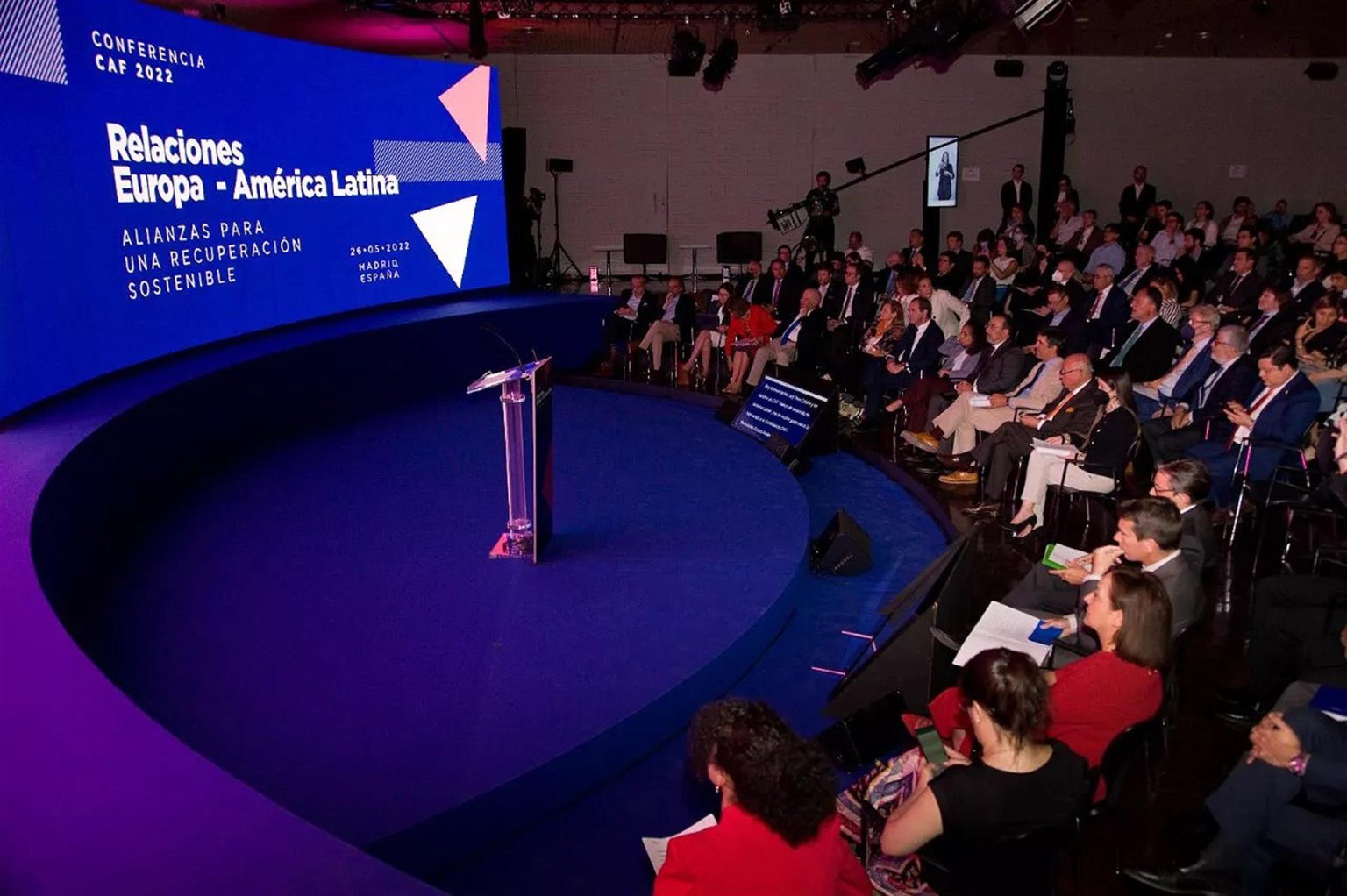 Fotografía fechada en mayo de 2022 cedida hoy por Alejandro Puyol/CAF, que muestra asistentes a la Conferencia CAF en Europa. EFE/Alejandro Puyol/CAF