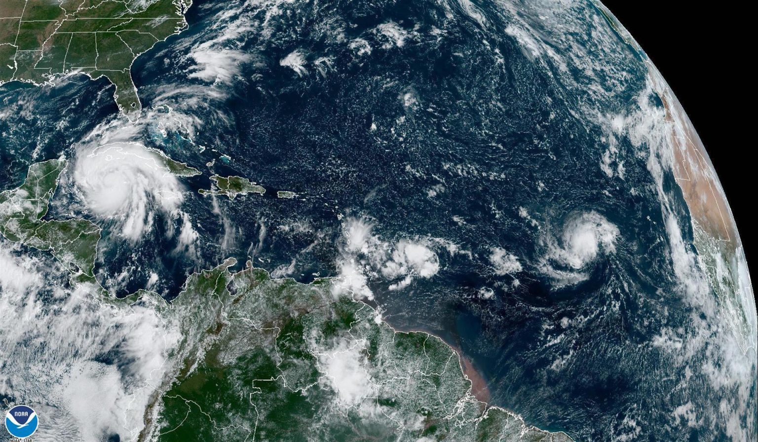 Imagen satelital cedida este lunes por la Oficina Nacional de Administración Oceánica y Atmosférica de Estados Unidos (NOAA), a través del Centro Nacional de Huracanes (NHC), en la que se registra la situación del clima con en el Atlántico. EFE/NOAA-NHC /SOLO USO EDITORIAL /NO VENTAS /SOLO DISPONIBLE PARA ILUSTRAR LA NOTICIA QUE ACOMPAÑA /CRÉDITO OBLIGATORIO